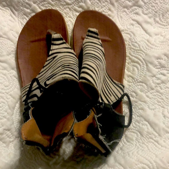 Zebra thong sandals - Picture 1 of 3